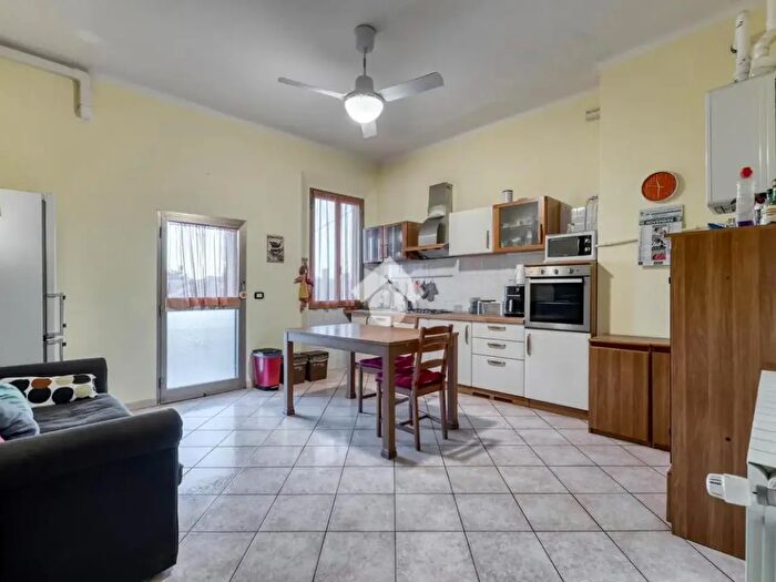 Appartamento trilocale in vendita in Via Oreste Regnoli, Bologna