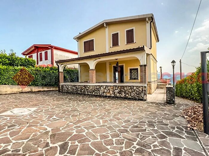 Casa con 5 locali in vendita in Via Circonvallazione Cerano, Torre Cajetani