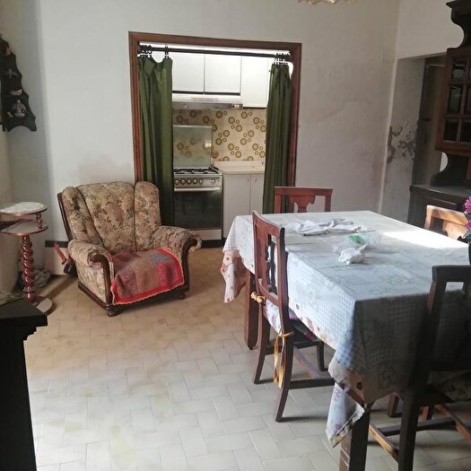 Casa con 6 locali in vendita in Cascina