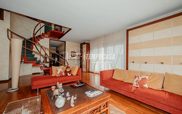 Appartamento con 5 locali in vendita in Via Adamo da Mortara, Mortara