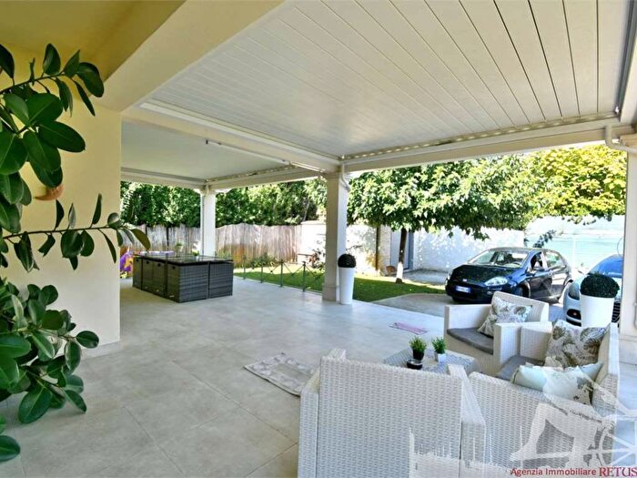 Casa con 6 locali in affitto in Vittoria Apuana, Forte dei Marmi