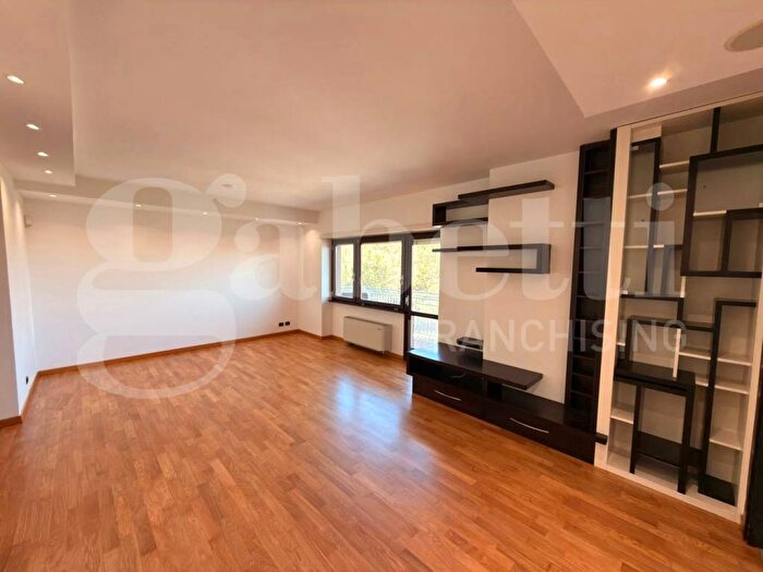 Appartamento con 5 locali in affitto in Via del Serafico, Tintoretto, Roma
