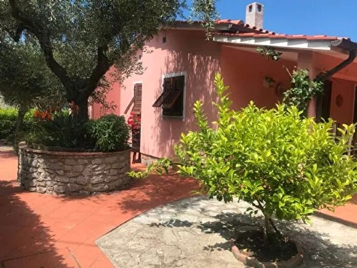 Casa con 5 locali in vendita in Marciana