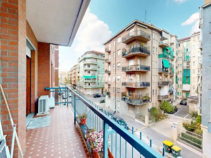 Appartamento quadrilocale in vendita in Via Tripoli, Torino