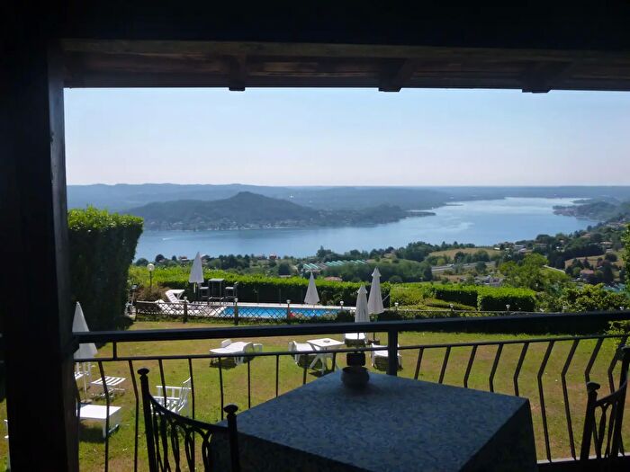Casa con 11 locali in vendita in Nebbiuno