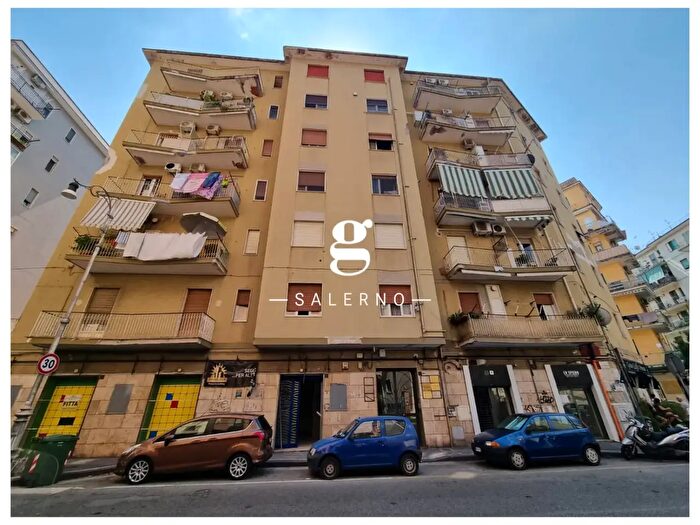 Appartamento trilocale in affitto in Via Pietro del Pezzo, Salerno