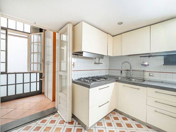 Appartamento con 6 locali in affitto in Via Nardones, Quartieri Spagnoli, Napoli