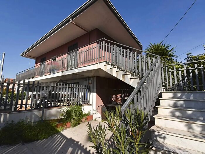 Appartamento con 6 locali in vendita in Via Belice, Catania