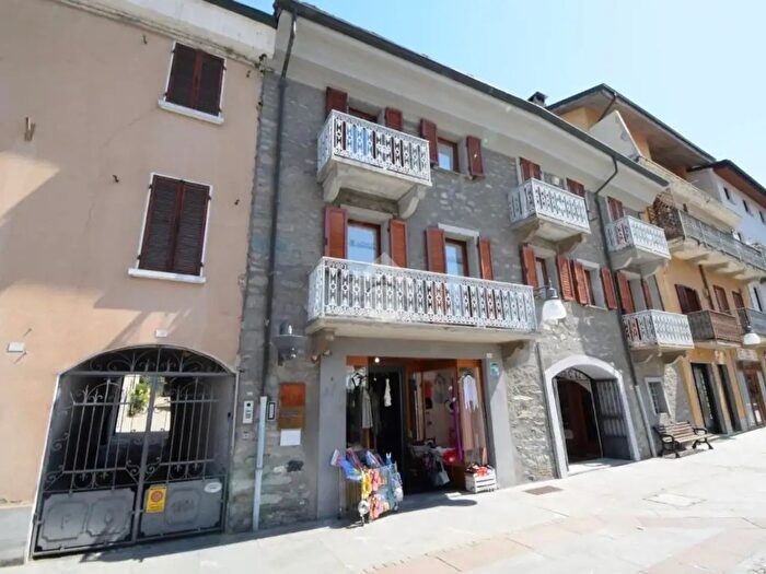 Casa con 20 locali in vendita in Via Chanoux, Saint Vincent