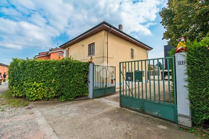 Casa con 9 locali in vendita in Via Lombardore, Leini