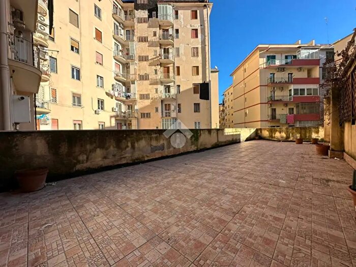 Appartamento con 5 locali in vendita in Via Mario Fiore, Napoli