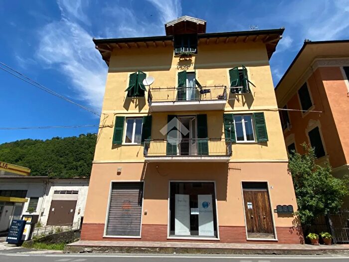 Appartamento con 5 locali in vendita in Via Roma, Montoggio