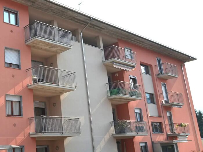 Appartamento trilocale in vendita in Via Industriale, Calolziocorte