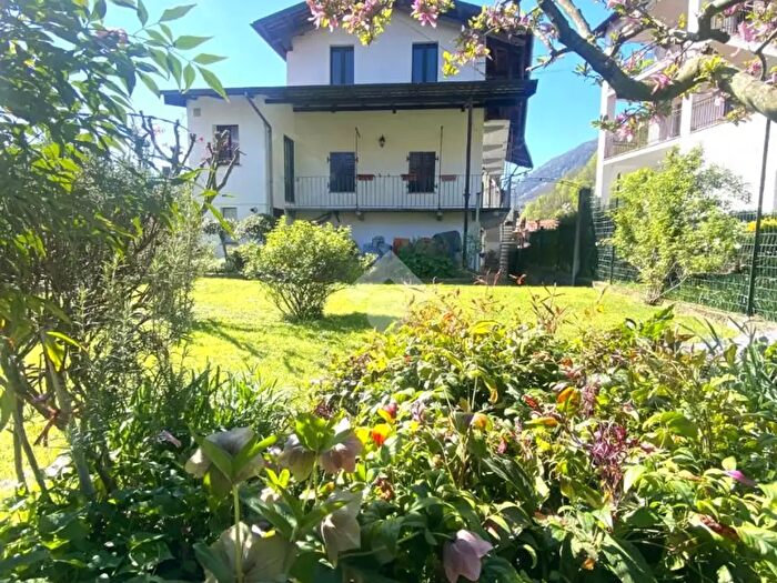 Casa quadrilocale in vendita in Via Parrocchiale, Borgofranco DIvrea