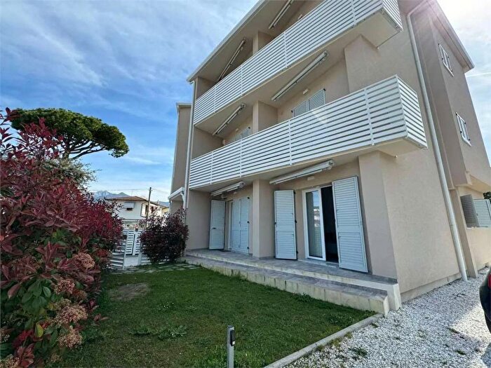 Appartamento con 5 locali in affitto in Via Marietta No Number, Cinquale, Montignoso