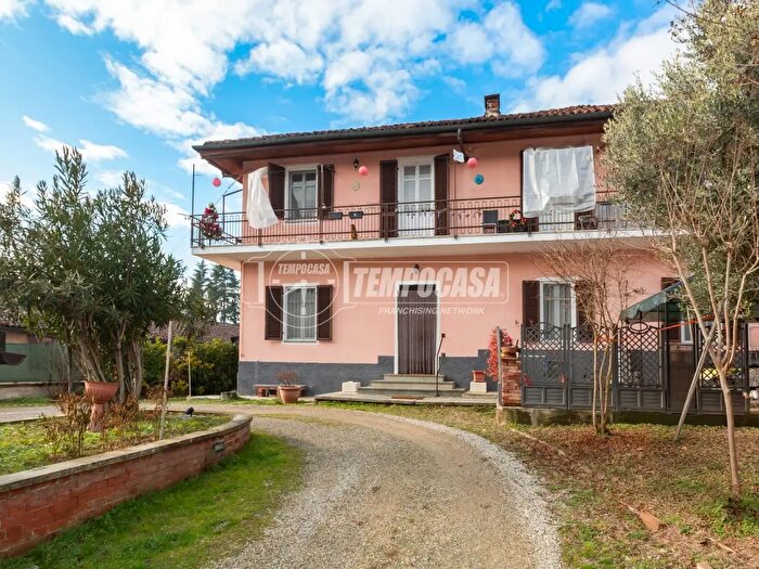Casa con 7 locali in vendita in Via Giuseppe Garibaldi, Arignano