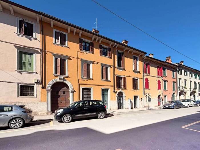 Appartamento trilocale in affitto in Veronetta, Verona