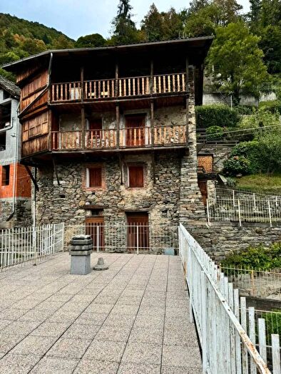 Casa con 6 locali in vendita in Rossa