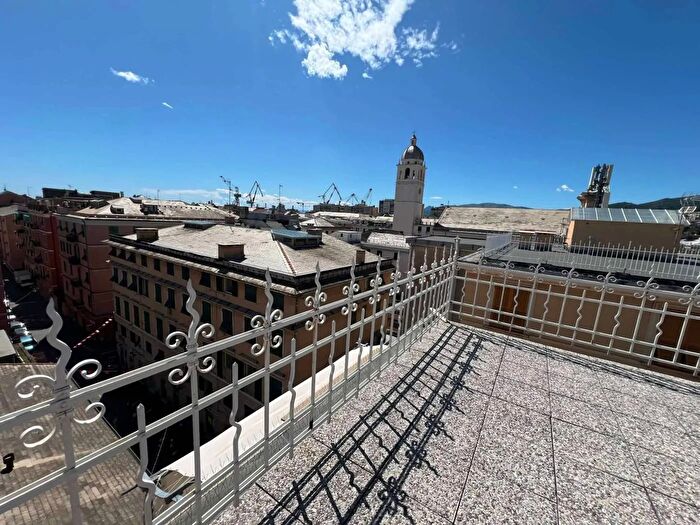 Appartamento con 8 locali in vendita in Via Sestri Genova, Genova