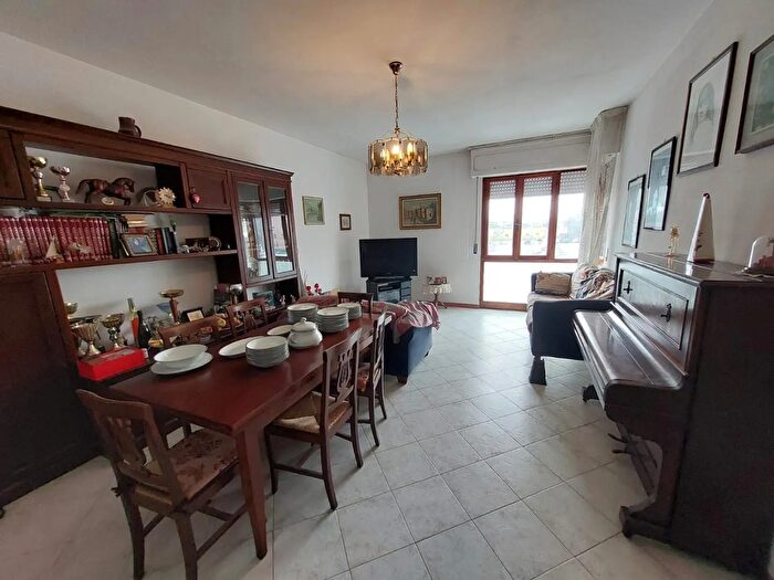 Appartamento con 6 locali in vendita in Pontedera