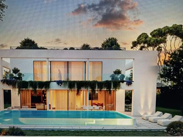Casa con 9 locali in vendita in Forte Dei Marmi