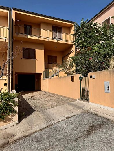 Casa con 8 locali in vendita in Via Francesco Petrarca, Custonaci