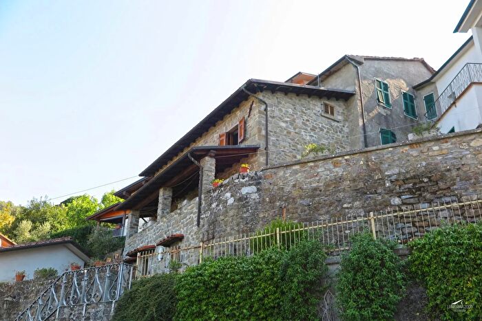 Casa con 14 locali in vendita in Fivizzano