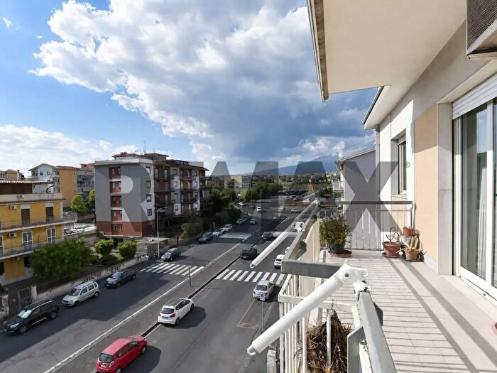 Appartamento con 5 locali in vendita in Via Generale Ameglio, Catania