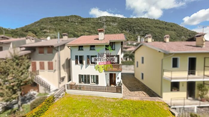 Casa con 6 locali in vendita in Via Jacopo Ortis Vito dAsio, Vito DAsio