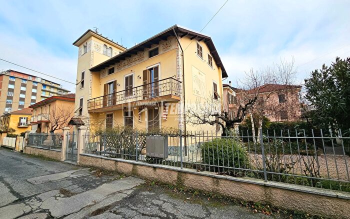 Casa con 8 locali in vendita in Corso Saracco, Ovada