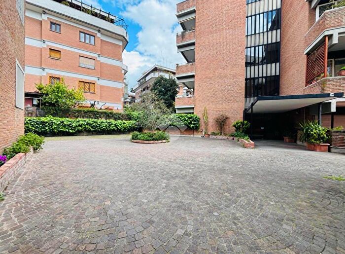 Appartamento con 5 locali in vendita in Via Luigi Capuana, Roma