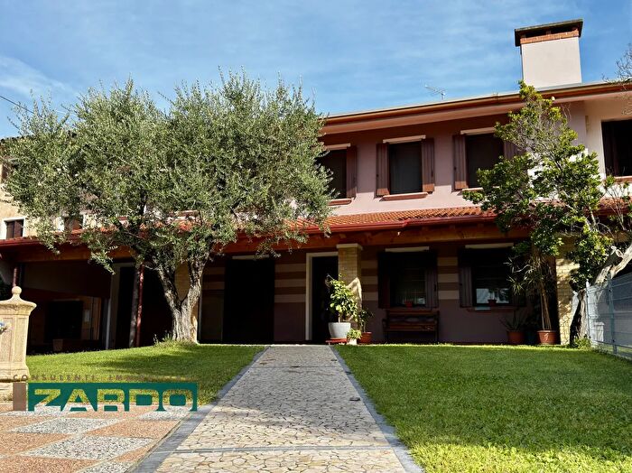 Casa con 6 locali in vendita in Castello Di Godego