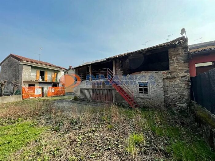 Casa con 9 locali in vendita in Via Fantoni, Ambivere