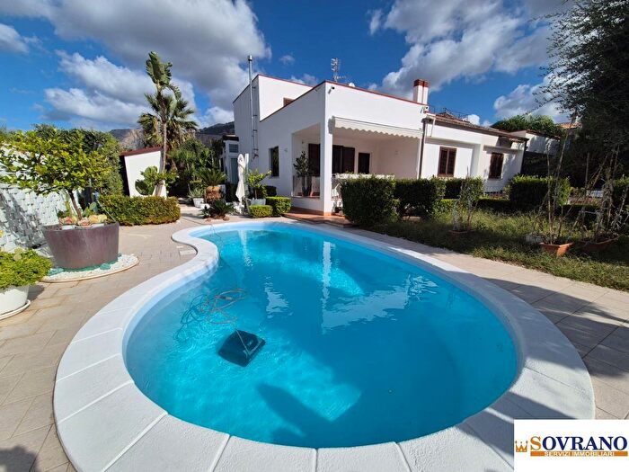 Casa con 7 locali in vendita in Carini