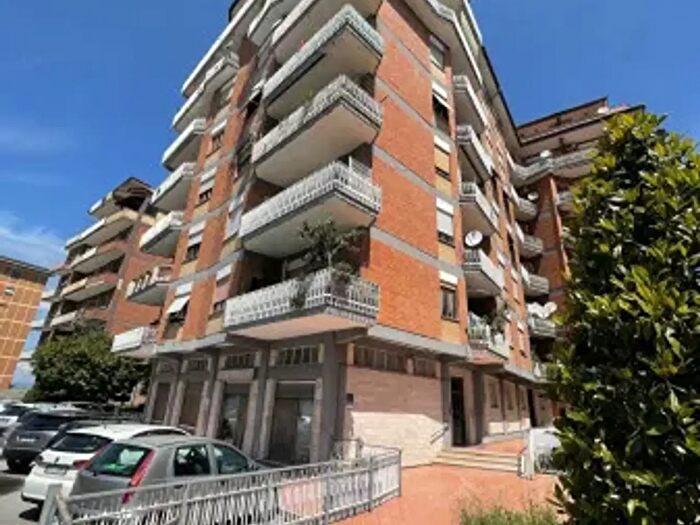 Appartamento con 6 locali in vendita in Via Cosenza, Frosinone