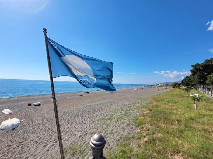 Appartamento con 6 locali in vendita in Via Francesco Crispi, Ali Terme