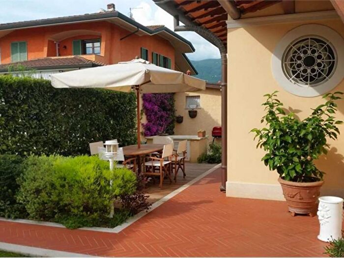 Casa con 6 locali in affitto in Vittoria Apuana, Forte dei Marmi