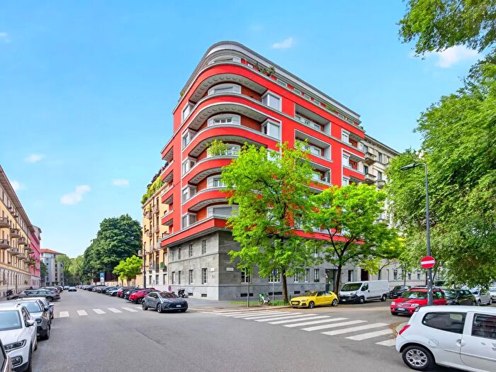 Appartamento trilocale in vendita in Piazzale Giulio Cesare, Milano