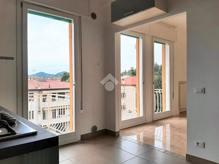 Appartamento trilocale in affitto in Via Via Mirabello, Torreglia