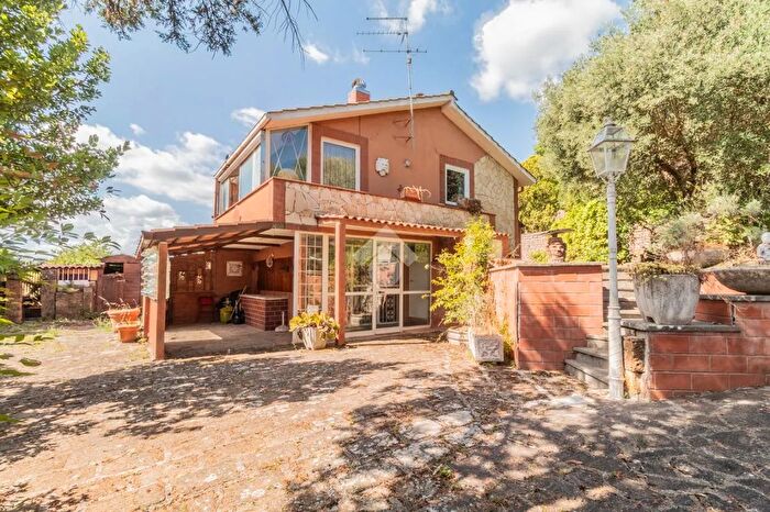 Casa quadrilocale in vendita in Via dei Castagni, Sutri