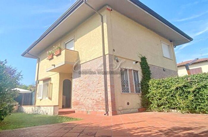 Appartamento quadrilocale in vendita in Via Alfredo Catalani, Forte Dei Marmi