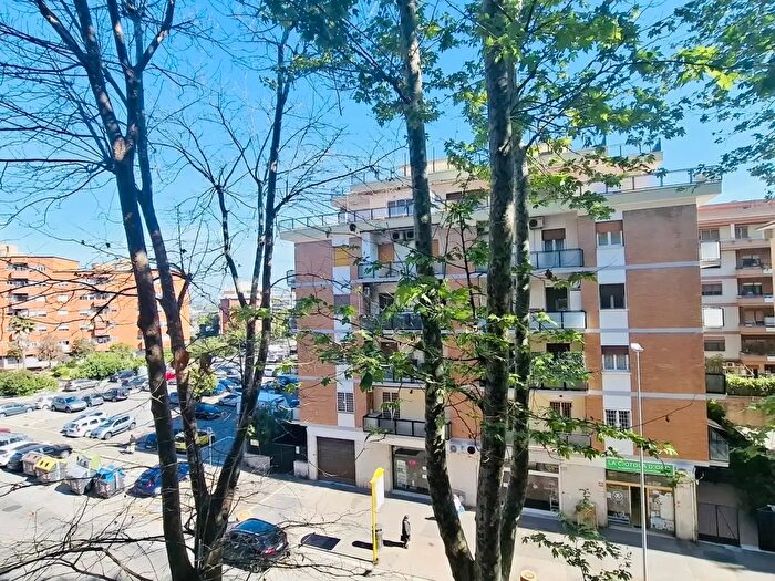 Appartamento trilocale in vendita in Corso Duca di Genova, Roma