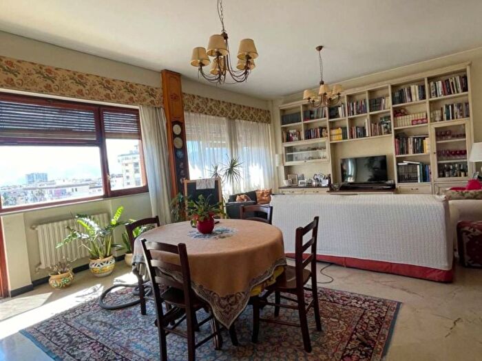 Appartamento con 6 locali in affitto in Via Giacinto Carini, De Gasperi Croce Rossa, Palermo