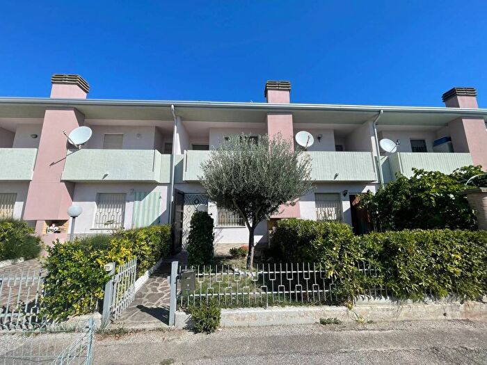 Casa trilocale in vendita in Viale Puccini, Lido Adriano Lido di Dante, Ravenna