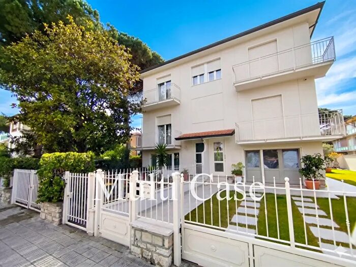 Casa in vendita in Via Gasparini, Camaiore