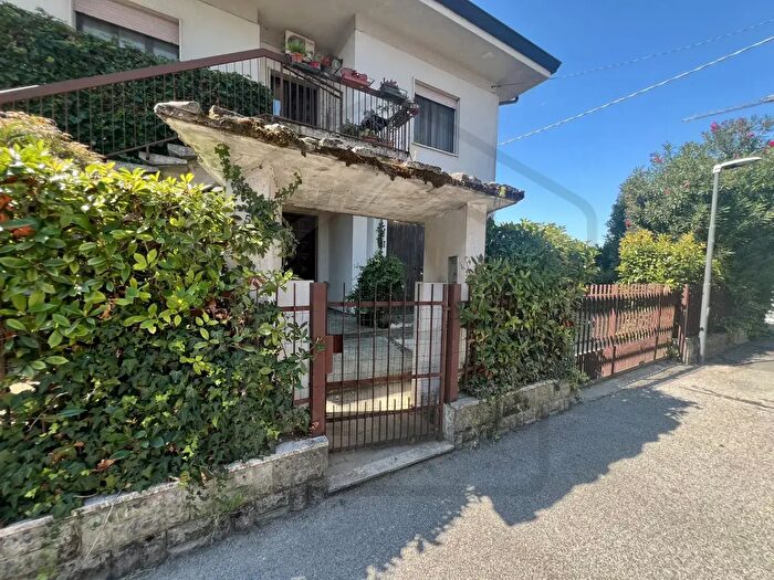 Casa trilocale in vendita in Via Flaminia, Montegrotto Terme