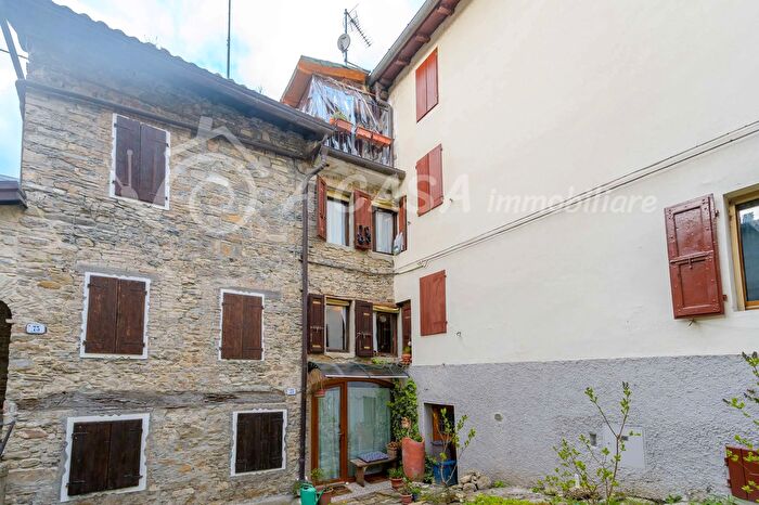 Casa con 6 locali in vendita in Via Battilocchi, Calestano