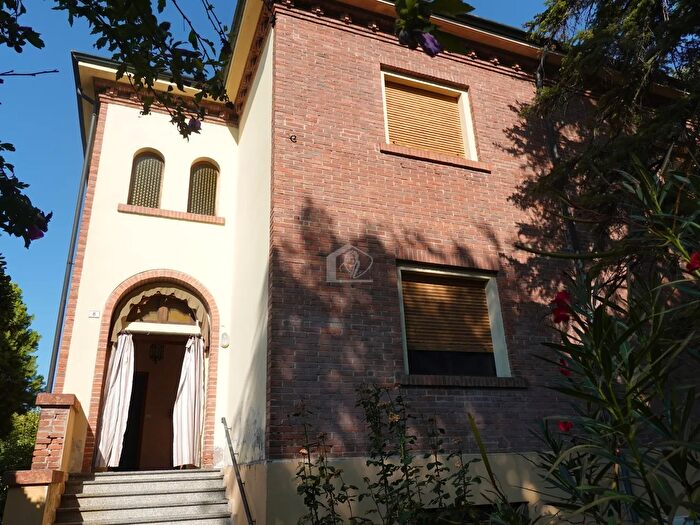 Casa con 8 locali in vendita in Suzzara