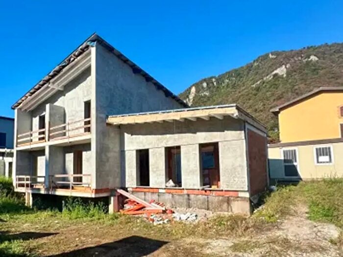 Casa quadrilocale in vendita in Via Giuseppe Giusti, Bisuschio