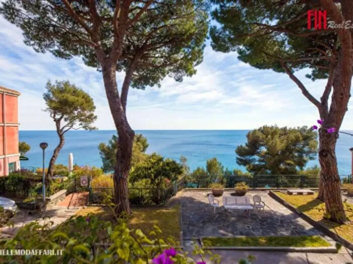 Appartamento con 5 locali in vendita in Via dei Pini dAleppo, Varazze